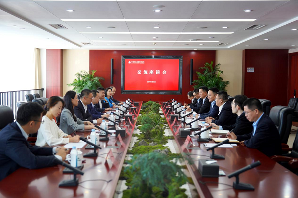 余紅輝與德意志銀行董事總經理、投資銀行亞洲區主席吳窮座談